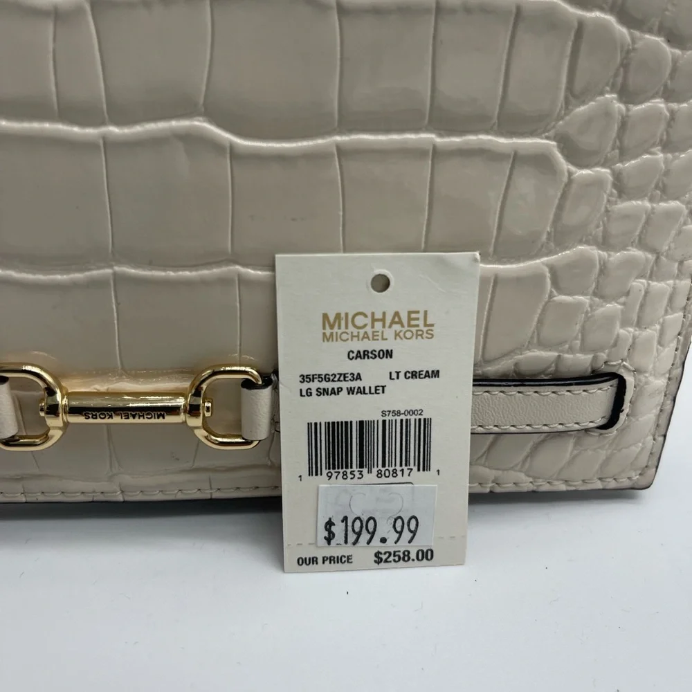 MICHAEL KORS Carson Large Crocodile Embossed Bifold Snap Wallet
Light Cream
NWT - Picture 5 of 16